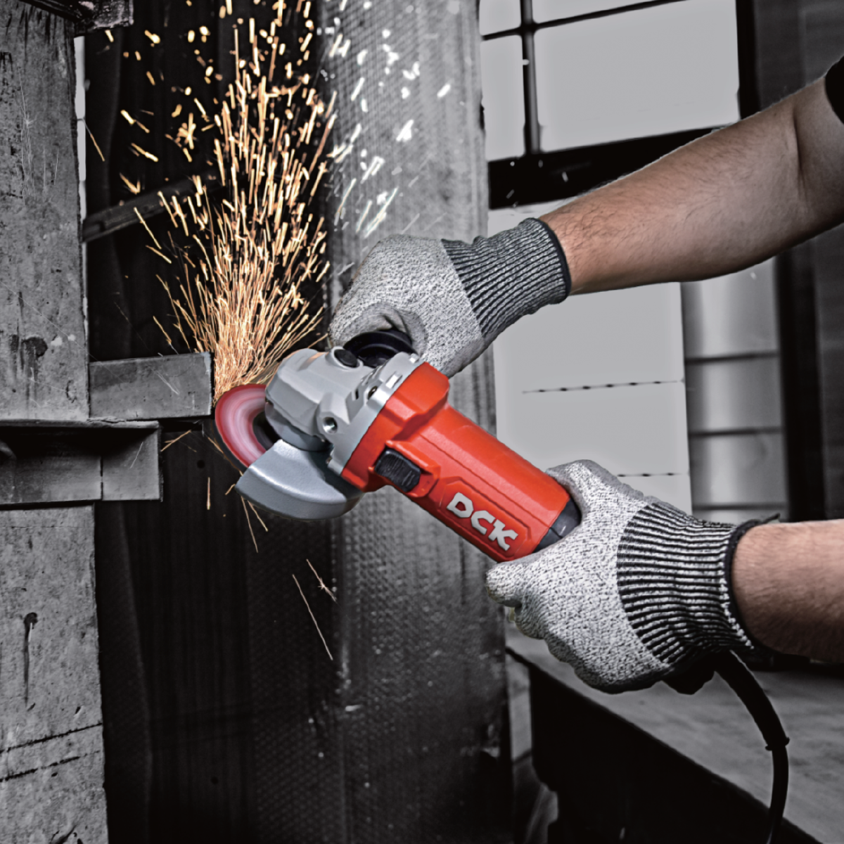 DCK Angle Grinder 4'' 1100W with slim body, auto stop carbon brush and M10 (Spin